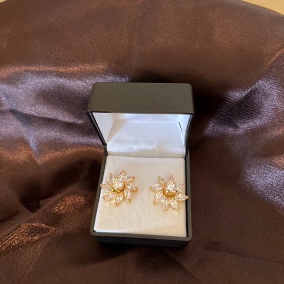 Beautiful 14K Gold Plated Flower Earrings - Picture 1 of 4